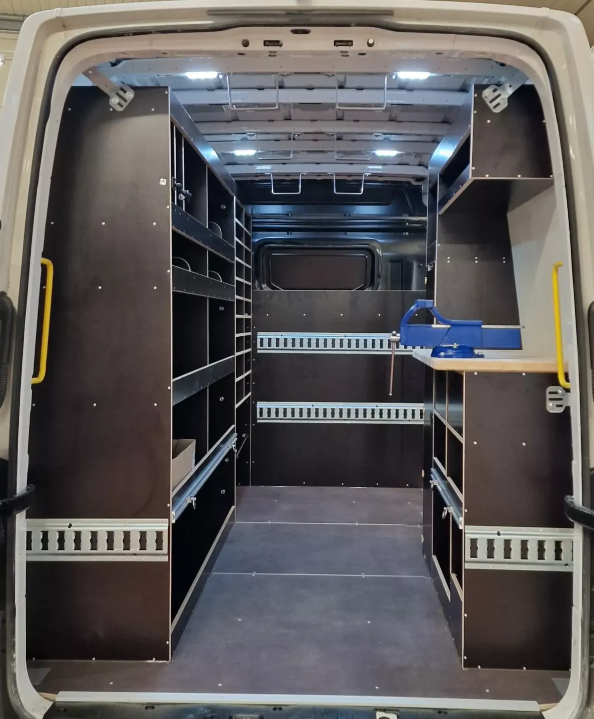 Bus atelier Arrière d'un fourgon amménagé