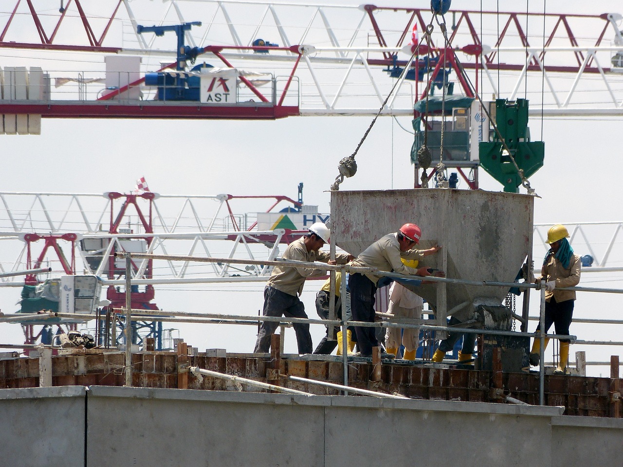 Workers sample Travailleur du bâtiment entrain de couler du béton