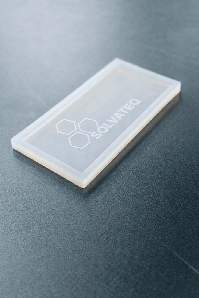 Silikonform für Lebensmittel – Schokoladenform, rechteckige Platte mit Solvateq-Logo